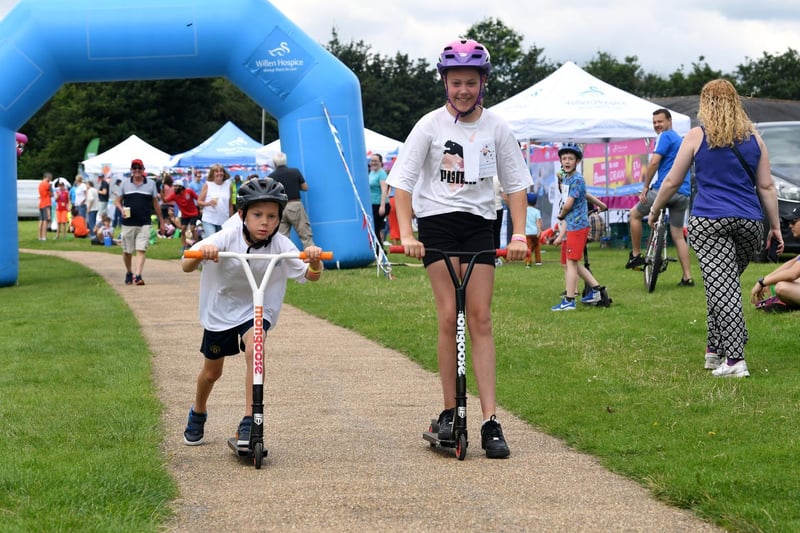 Hundreds of children walk, scoot and run in Milton Keynes to raise money for Willen Hospice (C) Jane Russell Photography