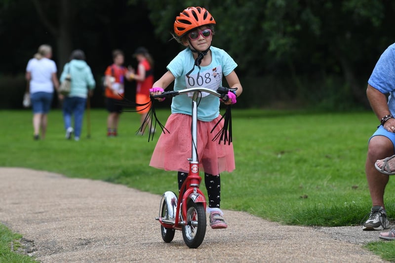 Hundreds of children walk, scoot and run in Milton Keynes (C) Jane Russell Photography