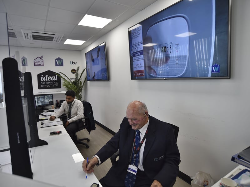 In reception at Ideal. EMN-210719-231244009