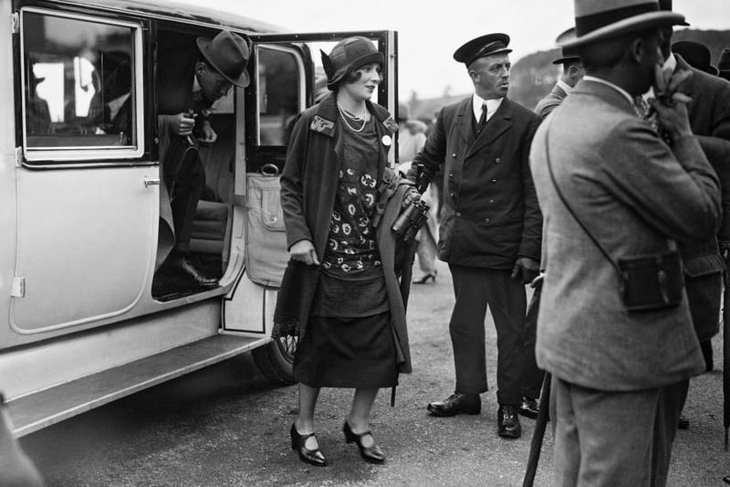 Anne Catherine Tredick Wendell, Countess of Carnarvon (1900 - 1977) arrives for the Glorious Goodwood meeting in 1924. (Photo by Topical Press Agency/Hulton Archive/Getty Images)