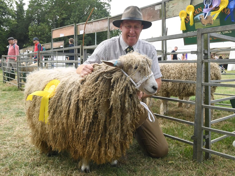 Richard Lawson of Helpringham with his 3rd placed Ewe in Full Wool. EMN-210726-121656001