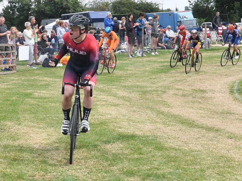 Men's and Women's 8km scratch race EMN-210726-121720001