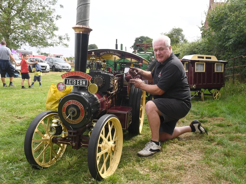 Ian Newan of St Neots with his Burrell 4" scale Road Loco. EMN-210726-122233001