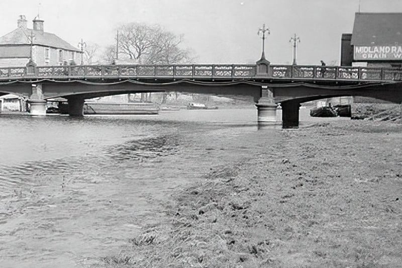 The old pre-1934 iron Town Bridge. 
Pic courtesy www.peterboroughimages.co.uk