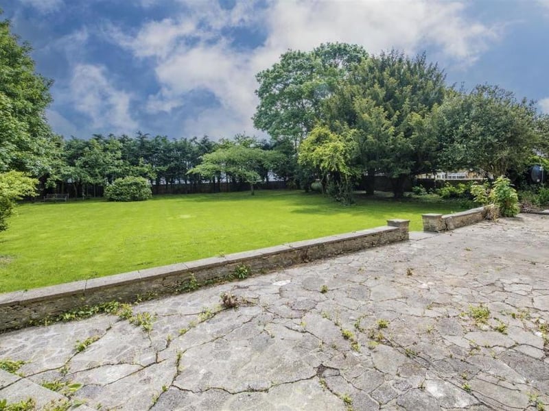 This stunning 16th century former rectory with modern interior is on the market for 1,250,000.
Listed by Oscar James, marketed by Rightmove.