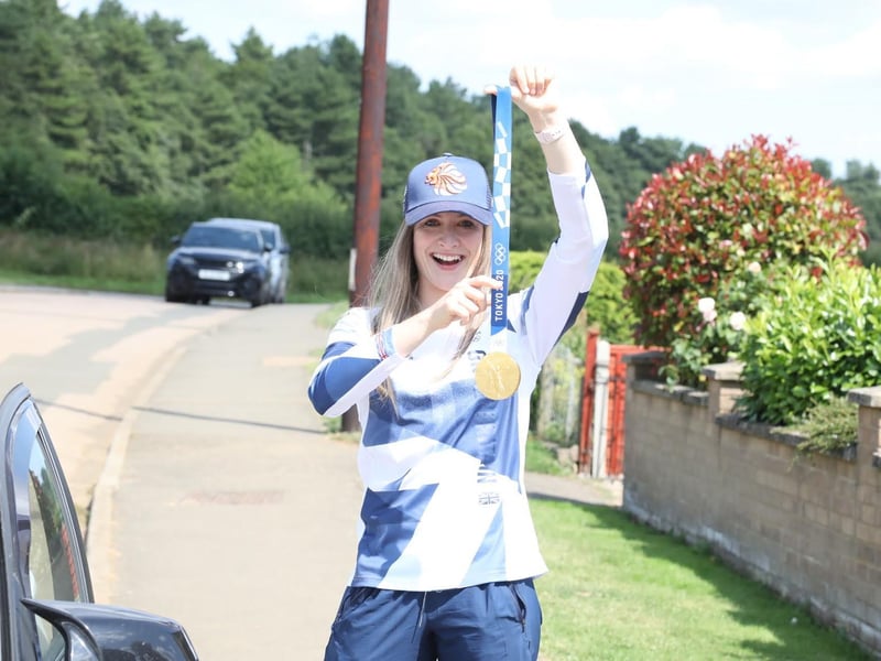 Charlotte shows the gold medal to the villagers