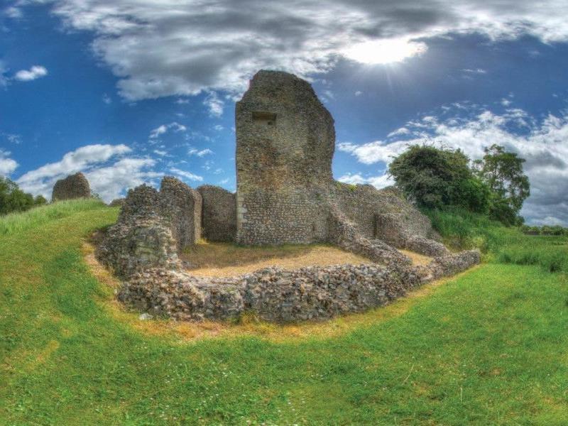 Young children can run about in the bailey and play games, older children can climb to the top of the motte. Families can also take on the Berkhamsted Mystery Treasure Trail.