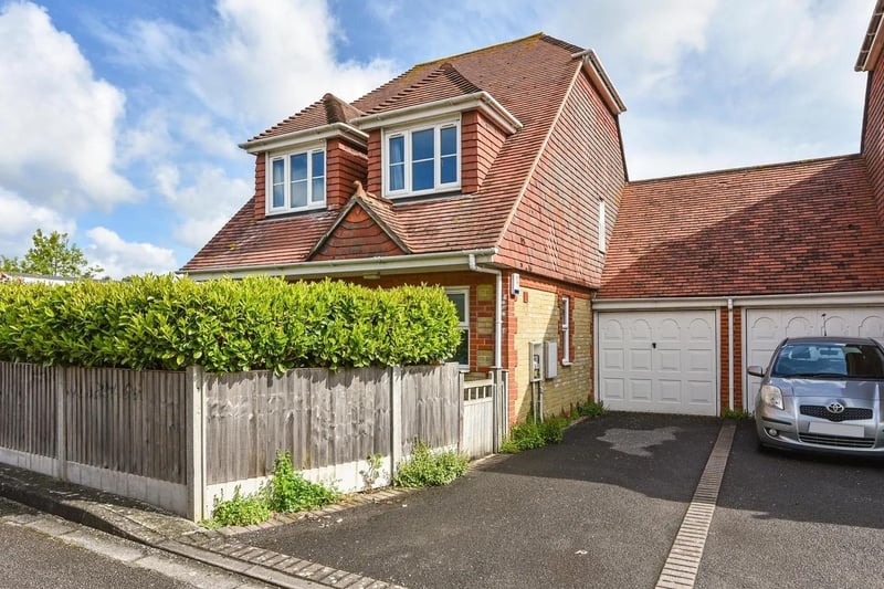 Three bed linked detached house in The Peacheries, Chichester priced £435,000