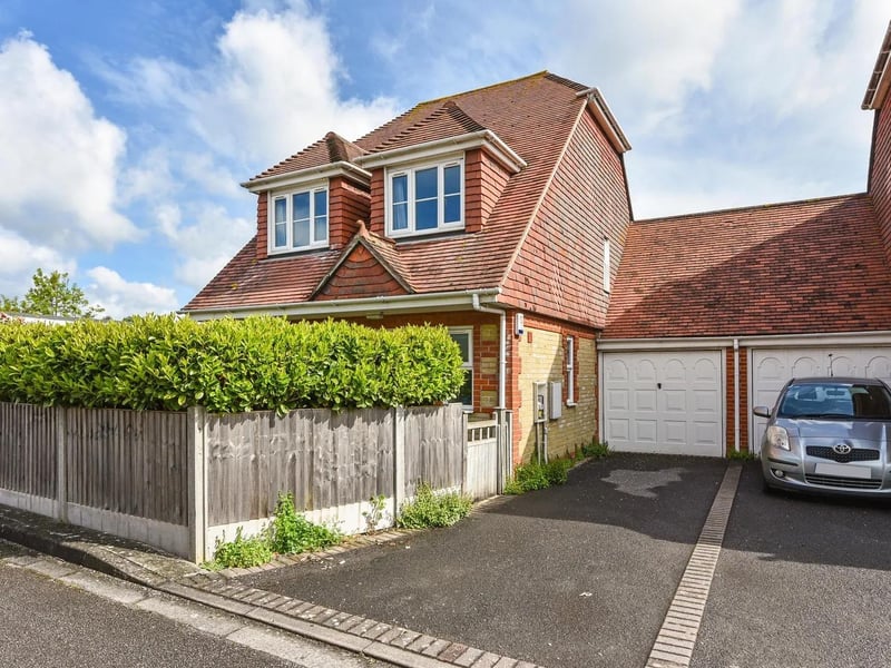 Three bed linked detached house in The Peacheries, Chichester priced £435,000