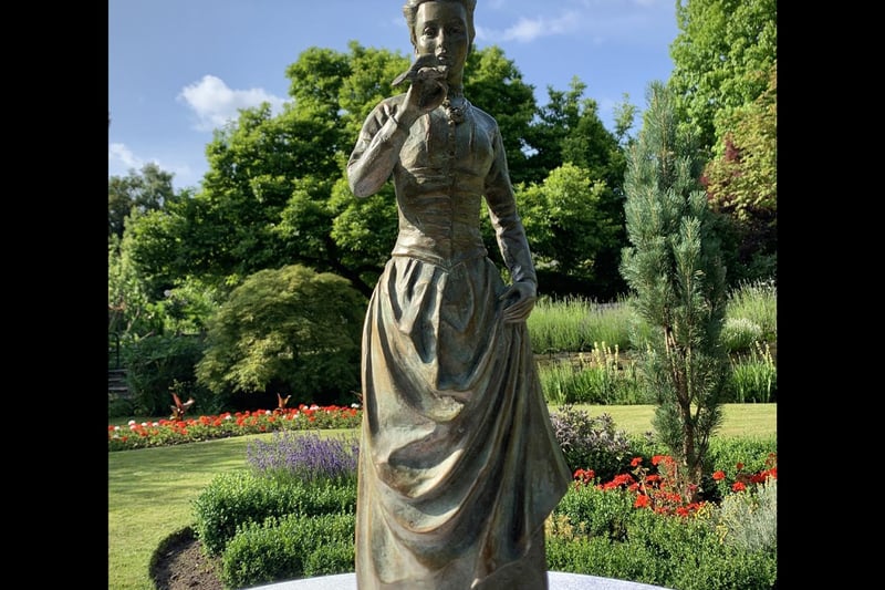 Laury, who lives in France, says, “I want people to have an emotional response to my sculpture of Emily. I want it to have an emotional impact. I want people to be able to walk up to it, like a person, and say, “Hi there”.