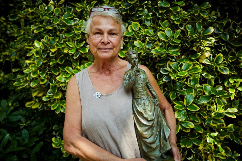 The design of international artist Laury Dizengremel is serene and simple: a young Emily looks tenderly and compassionately at a bird held in her hand. Laury’s aim is for people to have an instant connection to the statue.