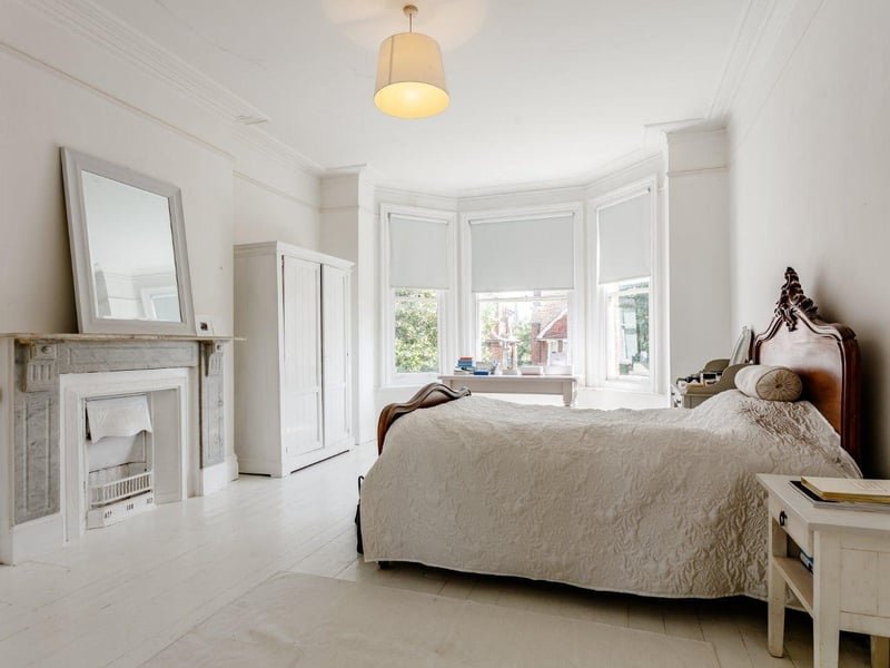 The property has six bedrooms. SUS-210817-144435001