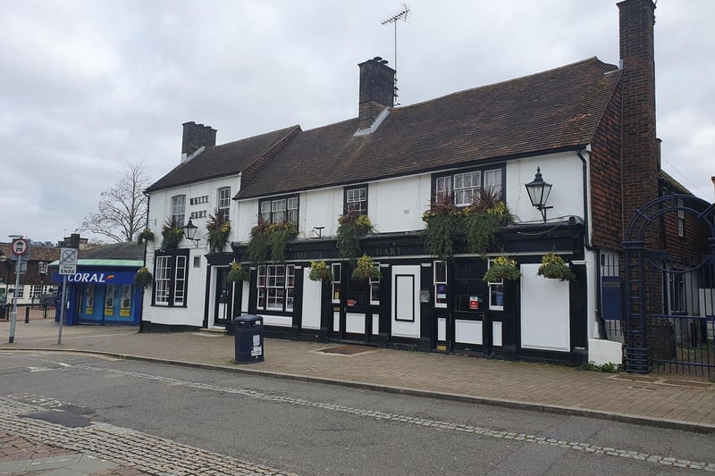 The White Hart in the High Street is rated as 4.2/5