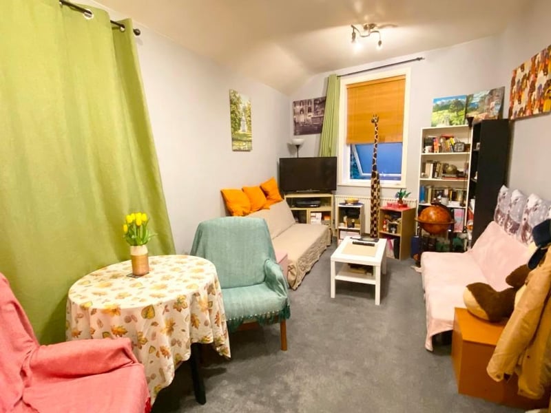 Situated at the top of The Drapery, this flat is close to all the action. For offers over 90,000 it is on the second floor and has an open plan living/dining and kitchen area, a separate bedroom and bathroom.
Listed by: Lucy Alan