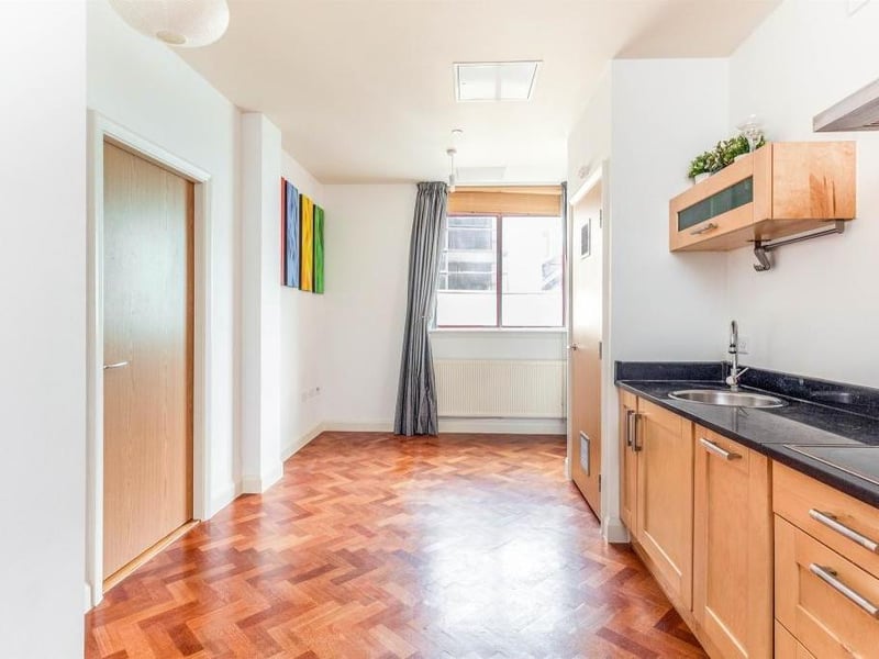 On the market for 100,000, this one-bed flat is located in the cultural quarter of Northampton.
There is an open plan living room/kitchen with built-in appliances and a double bedroom with en-suite.
Listed by: Connells
