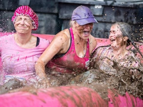 Hundreds ran, jogged and walked around Abington Park on Saturday (August 21) to raise money for Cancer Research UK. Photo: Kirsty Edmonds.