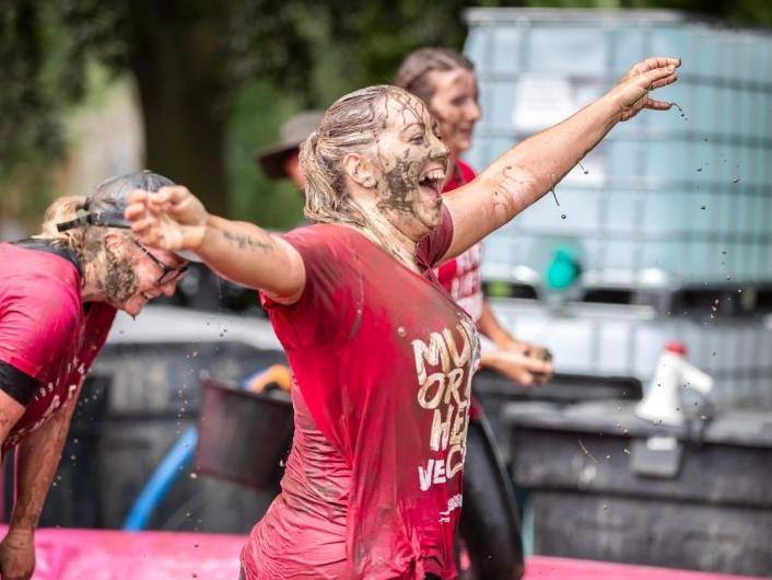 Hundreds ran, jogged and walked around Abington Park on Saturday (August 21) to raise money for Cancer Research UK. Photo: Kirsty Edmonds.
