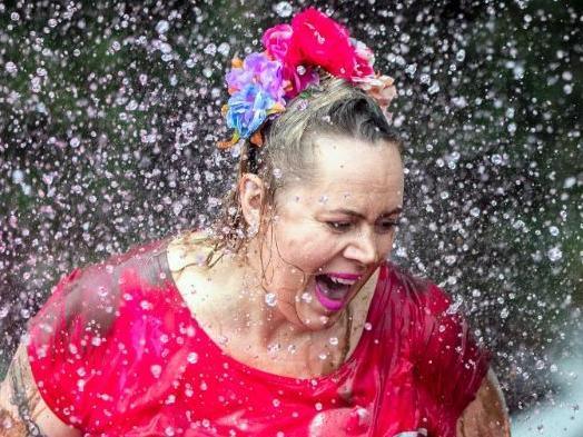 Hundreds ran, jogged and walked around Abington Park on Saturday (August 21) to raise money for Cancer Research UK. Photo: Kirsty Edmonds.