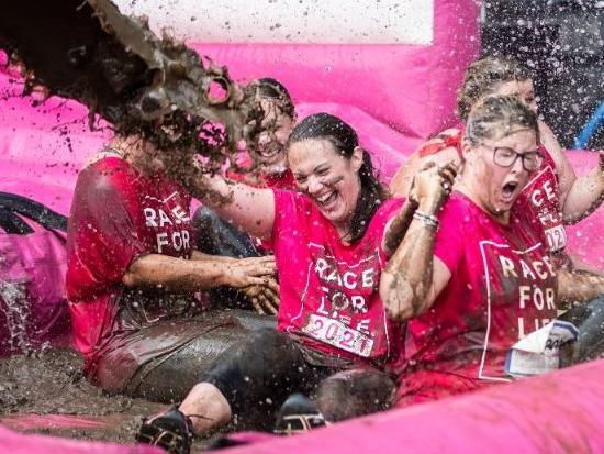 Hundreds ran, jogged and walked around Abington Park on Saturday (August 21) to raise money for Cancer Research UK. Photo: Kirsty Edmonds.