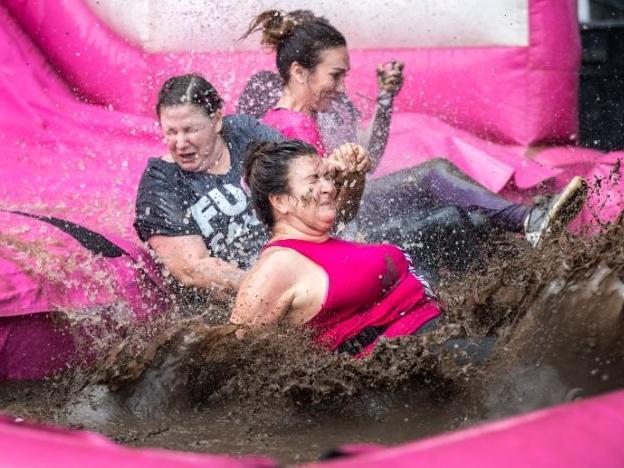 Hundreds ran, jogged and walked around Abington Park on Saturday (August 21) to raise money for Cancer Research UK. Photo: Kirsty Edmonds.