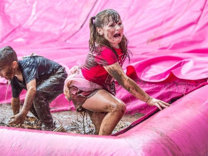 Hundreds ran, jogged and walked around Abington Park on Saturday (August 21) to raise money for Cancer Research UK. Photo: Kirsty Edmonds.