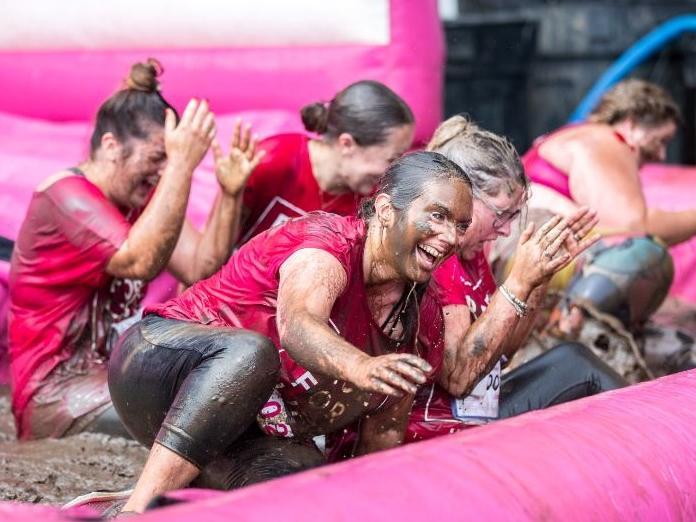 Hundreds ran, jogged and walked around Abington Park on Saturday (August 21) to raise money for Cancer Research UK. Photo: Kirsty Edmonds.