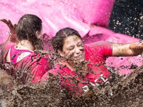Hundreds ran, jogged and walked around Abington Park on Saturday (August 21) to raise money for Cancer Research UK. Photo: Kirsty Edmonds.