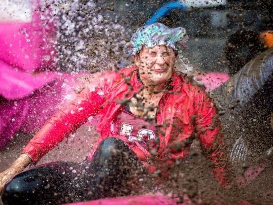 Hundreds ran, jogged and walked around Abington Park on Saturday (August 21) to raise money for Cancer Research UK. Photo: Kirsty Edmonds.