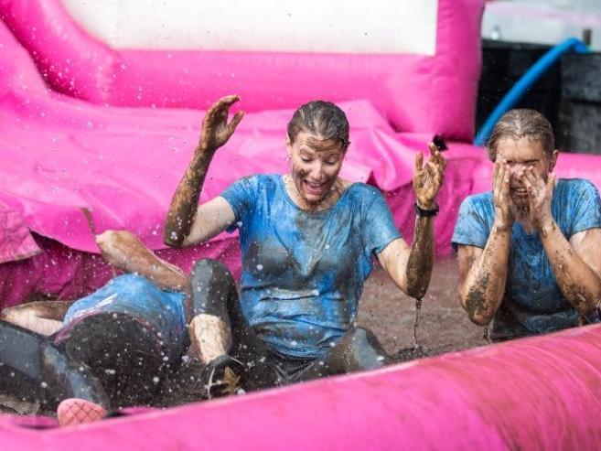 Hundreds ran, jogged and walked around Abington Park on Saturday (August 21) to raise money for Cancer Research UK. Photo: Kirsty Edmonds.