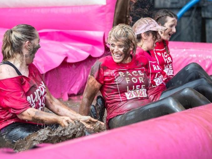 Hundreds ran, jogged and walked around Abington Park on Saturday (August 21) to raise money for Cancer Research UK. Photo: Kirsty Edmonds.