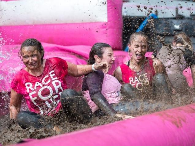 Hundreds ran, jogged and walked around Abington Park on Saturday (August 21) to raise money for Cancer Research UK. Photo: Kirsty Edmonds.