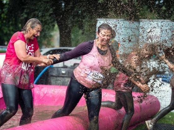 Hundreds ran, jogged and walked around Abington Park on Saturday (August 21) to raise money for Cancer Research UK. Photo: Kirsty Edmonds.