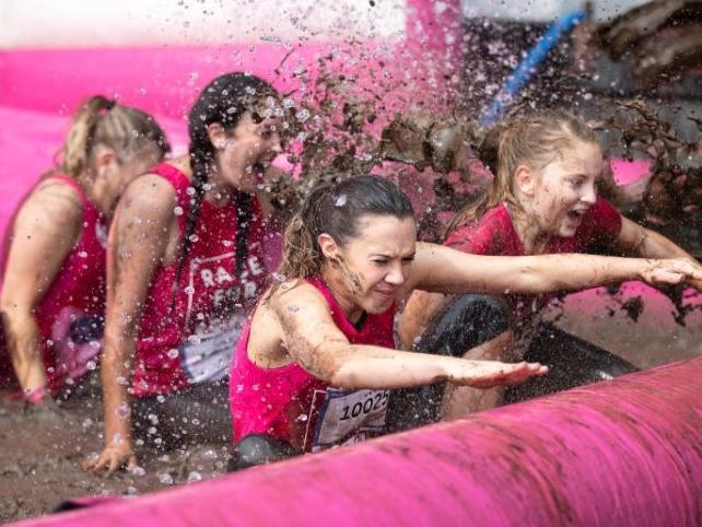 Hundreds ran, jogged and walked around Abington Park on Saturday (August 21) to raise money for Cancer Research UK. Photo: Kirsty Edmonds.