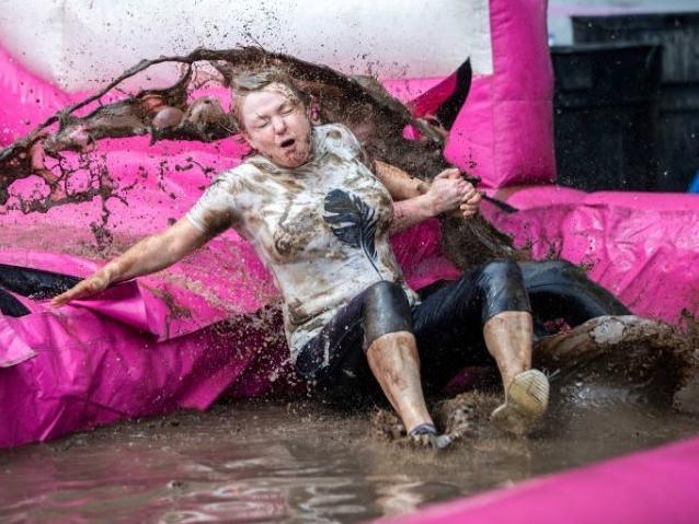Hundreds ran, jogged and walked around Abington Park on Saturday (August 21) to raise money for Cancer Research UK. Photo: Kirsty Edmonds.