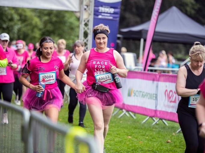 Hundreds ran, jogged and walked around Abington Park on Saturday (August 21) to raise money for Cancer Research UK. Photo: Kirsty Edmonds.