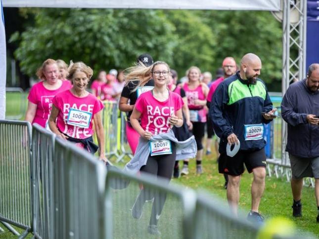 Hundreds ran, jogged and walked around Abington Park on Saturday (August 21) to raise money for Cancer Research UK. Photo: Kirsty Edmonds.