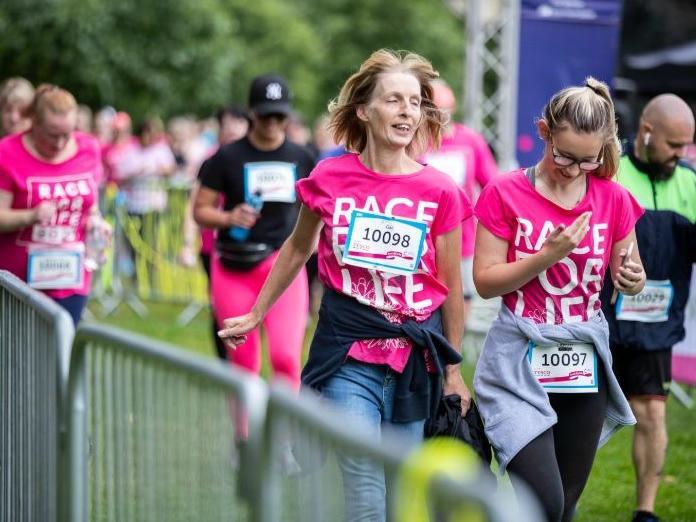 Hundreds ran, jogged and walked around Abington Park on Saturday (August 21) to raise money for Cancer Research UK. Photo: Kirsty Edmonds.