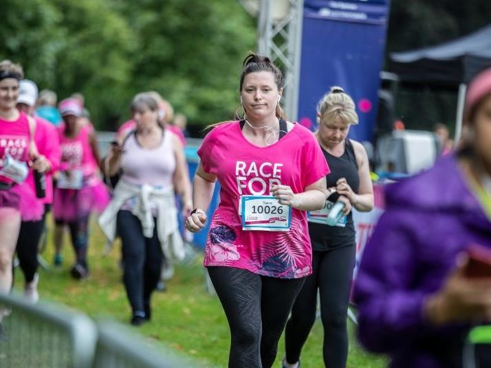Hundreds ran, jogged and walked around Abington Park on Saturday (August 21) to raise money for Cancer Research UK. Photo: Kirsty Edmonds.