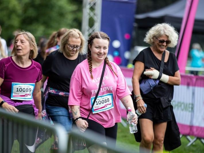 Hundreds ran, jogged and walked around Abington Park on Saturday (August 21) to raise money for Cancer Research UK. Photo: Kirsty Edmonds.