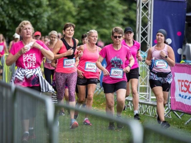 Hundreds ran, jogged and walked around Abington Park on Saturday (August 21) to raise money for Cancer Research UK. Photo: Kirsty Edmonds.