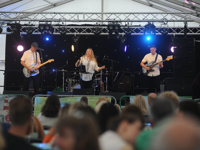 Entertainment at the Beer and Cider by the Sea Festival, Eastbourne 2021 (Pic by Jon Rigby) SUS-210823-111028008