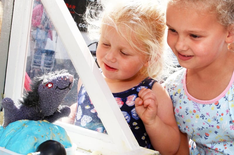 LOVE Local Arts Event Littlehampton. Rat Choc Chip, Beautiful Creatures Theatre. Lilly-Jayne Holmes, three, and her sister Sophie-Louise, five. Photo by Derek Martin Photography