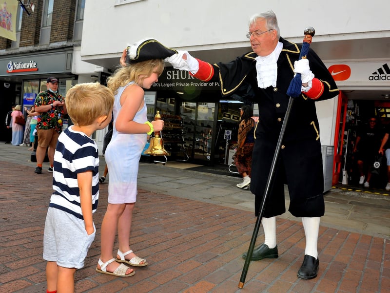 Chichester Summer Street Party. Pic S Robards SR2108268 SUS-210826-175613001
