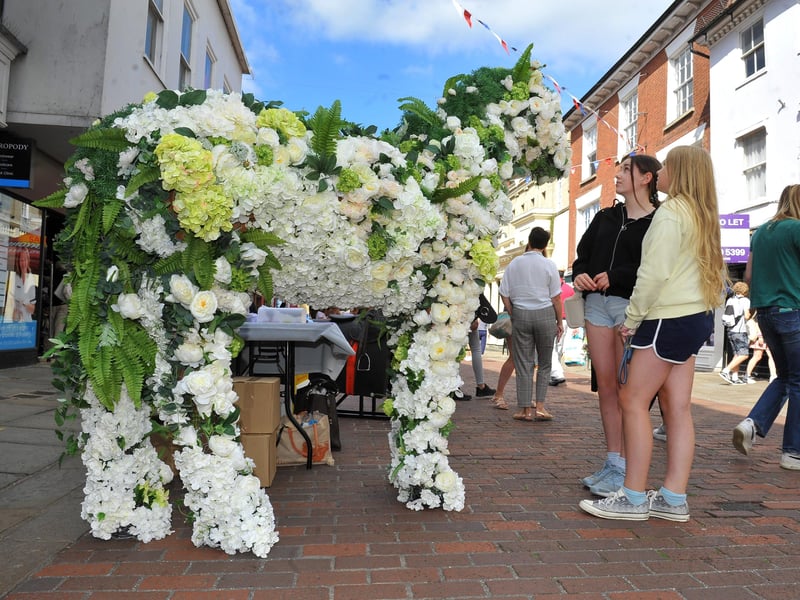 Chichester Summer Street Party. Pic S Robards SR2108268 SUS-210826-175602001