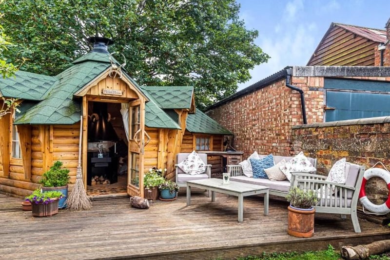 The detached log cabin is suitable for working from home