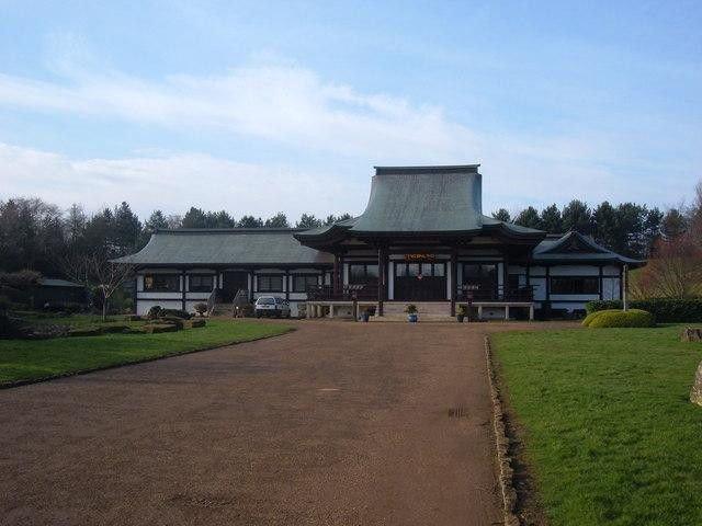 A community of Nipponzan Myohoji monks and nuns live in the monastery close to the Peace Pagoda. Their temple is open for services.