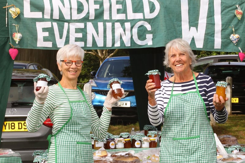DM21090691a.jpg. The Late Summer Lindfield Village Day. Pat Henton, left and Judith Eggers. Photo by Derek Martin Photography. SUS-211209-124629008