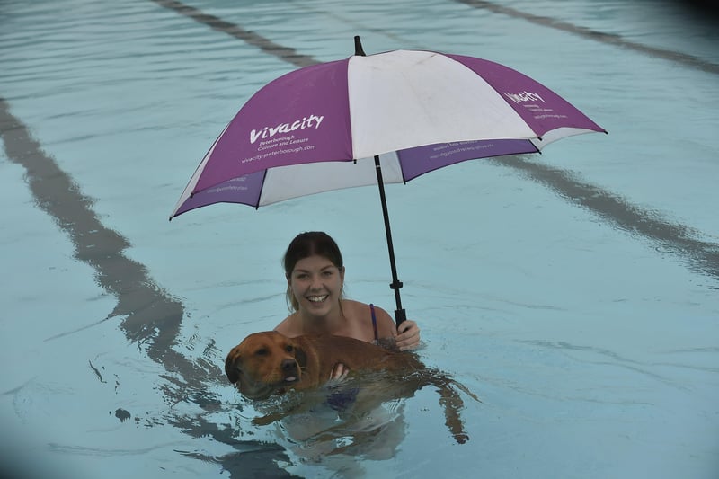 Dogswim at Peterborough Lido. Leonie Childs and Marvel EMN-210914-151755009
