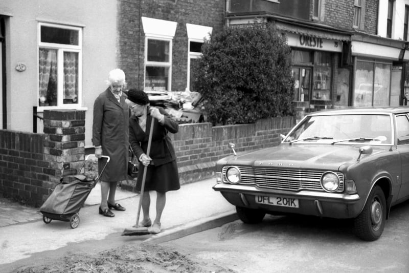 Do you recognise either of the ladies chatting in this picture taken by Chris Porsz in Gladstone Street in the 80s?