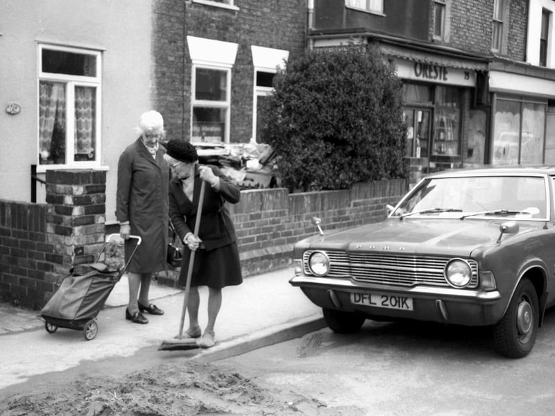 Do you recognise either of the ladies chatting in this picture taken by Chris Porsz in Gladstone Street in the 80s?